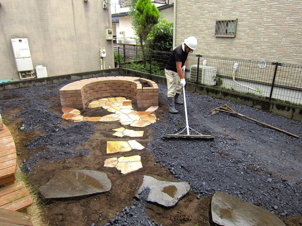 砕石の散布と転圧