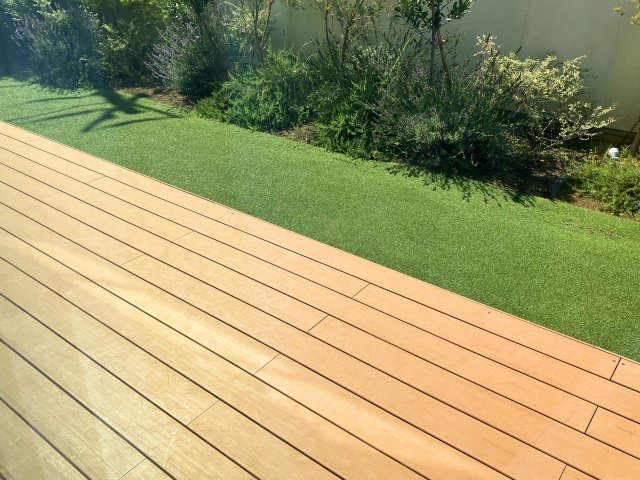 ウッドデッキと芝生のお庭