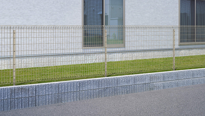 独立基礎とスチールメッシュフェンス
