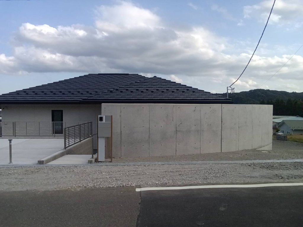 いわき市｜RC（鉄筋コンクリート）製の目隠し塀が印象的なお住まいの外構